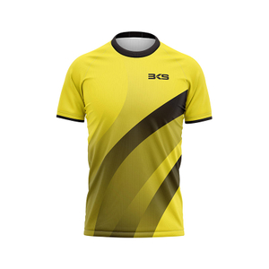 Camisa deportiva de manga corta con estampado de hombre de color amarillo